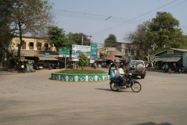 いっちょまえにﾛｰﾀﾘｰのﾗｳﾝﾄﾞｱﾊﾞｳﾄです。<br />ここを左折<br />