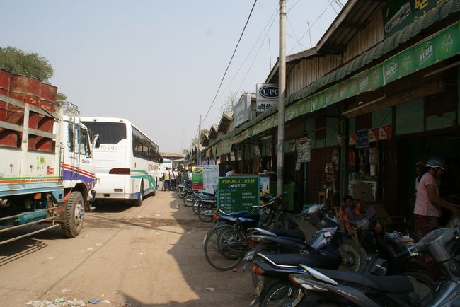 さすがマーケットは賑やかです。<br />あとで来よっと。<br />ワゴン車のｼｪｱﾀｸｼｰはマーケットの前で一人乗客を降ろして…<br />