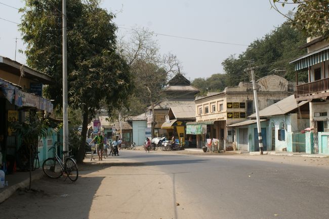 前の通りを北方面に向かいます。<br />