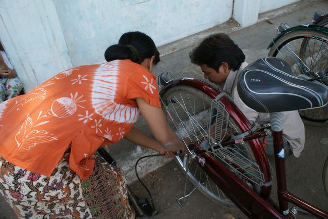 まずは足を確保<br />向かいの姉さんちで自転車を1日契約1000ﾁｬｯﾄ…<br />足が地面に届かないのでサドルを目いっぱい下げてもらいGO<br />