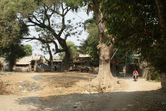 ロータリーの左に小さな路地がありました。<br />路地に入って村の中を通って…<br /><br />