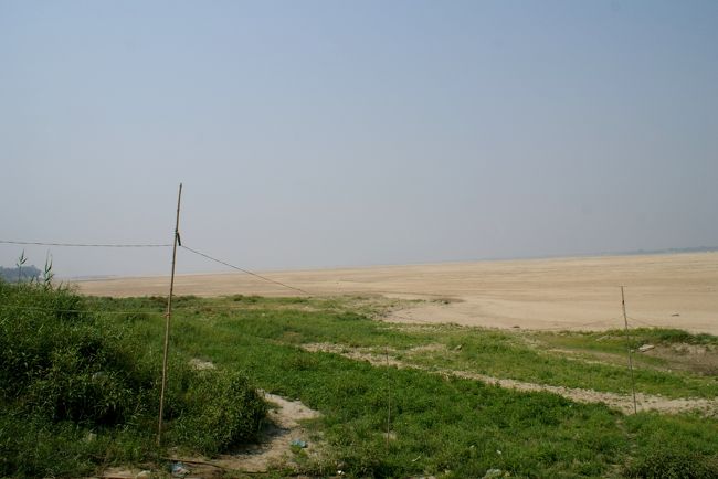 ﾏﾝﾀﾞﾚｰでもびっくりしましたが<br />バガンでは腰をぬかしました。<br />エーヤワディー川<br />の河原…