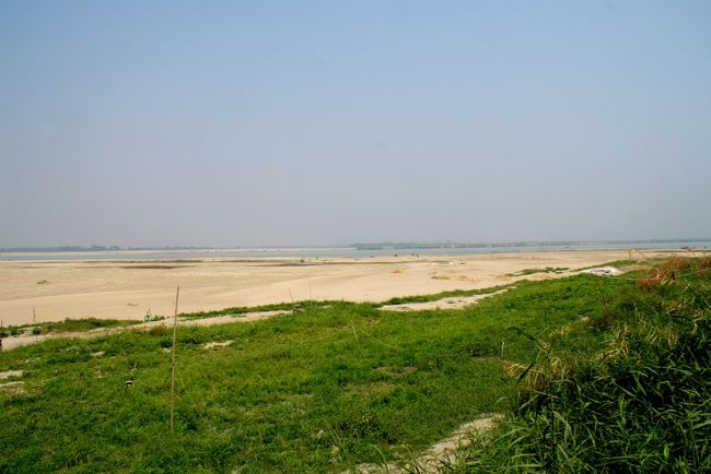 ロータリーの小道を左折したのが悪かったのか、河原に出てもアジアの大河は遥か彼方を流れてました。