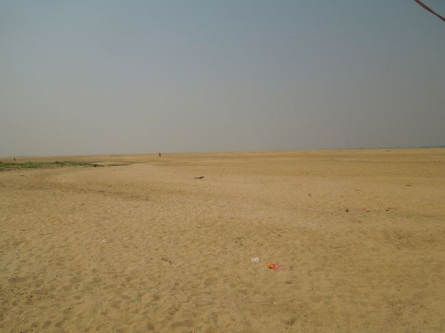 彼方に豆粒のように人が歩いてます…<br />