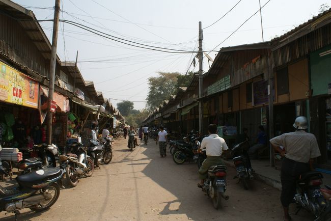 ｴｰﾔﾜﾃﾞｨｰ川の後はマーケットです<br />