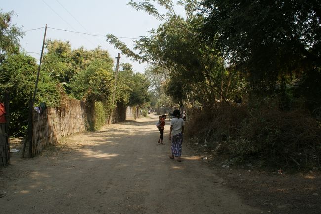 もう少し上流にも河原に行ける場所が見えたので村に引き返してさらに上流方面に。<br />