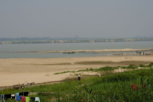 ボートや筏が見えてるんだけど…<br />