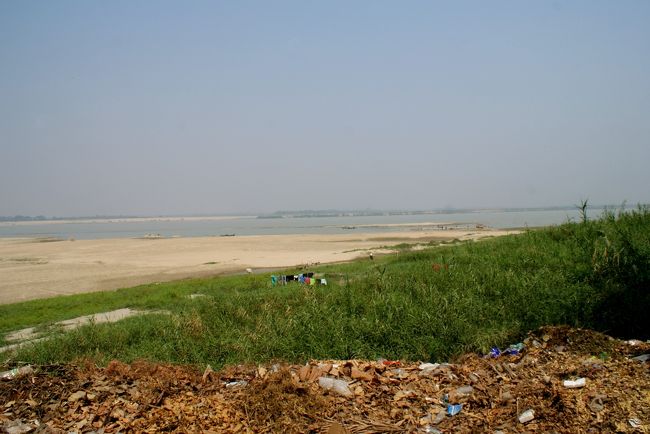河原沿いは草むらですが自転車ではやっぱ無理です。<br />