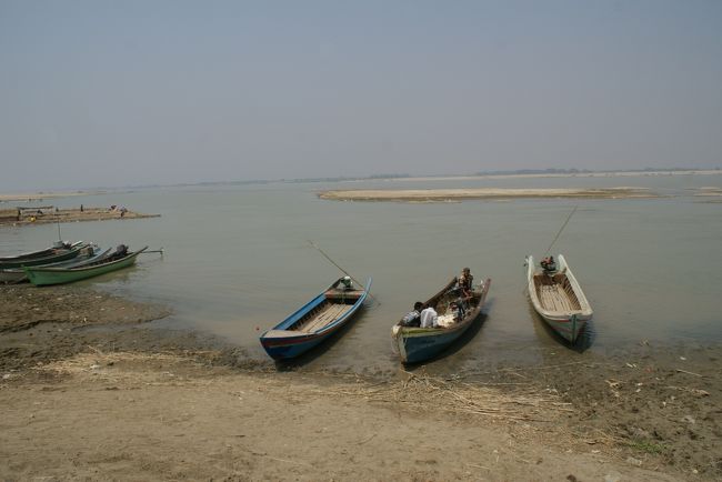 ボート乗らないかと誘われましたが、今日はほんの偵察なんで…<br />