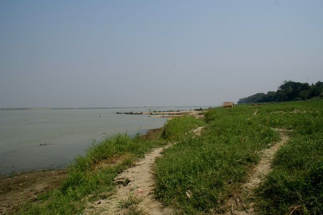 あっちにもっと人がいます。<br />無理やり自転車を漕ぎますが砂地でダメです。<br />ひいて歩きます。<br />