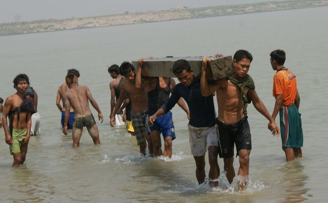 こちらでも掛け声をかけます。<br />「セエーの！」で持ち上げて<br />