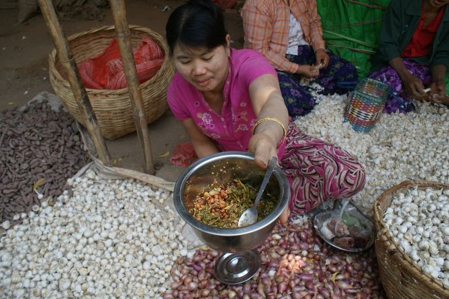 なにか食わしてくれと誤解したのでしょうか、「まあ、食べてみんしゃい」と。<br />ゴマを大量に加えてくれました。<br />口の中がゴマだらけに…<br />