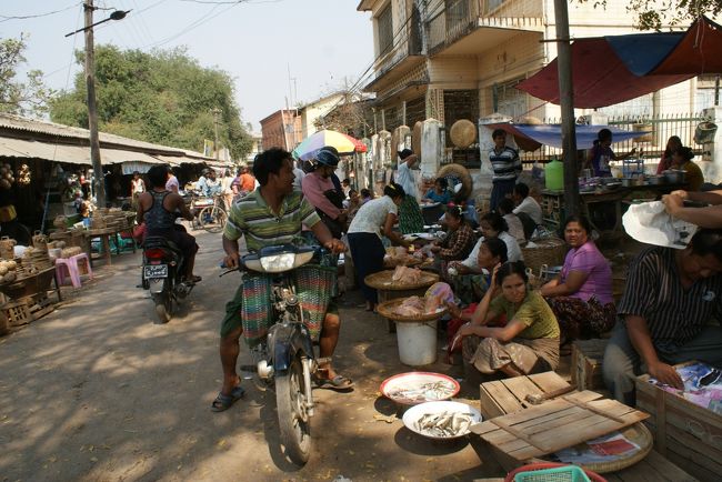 野菜コーナーの反対側は肉コーナーでした。<br />