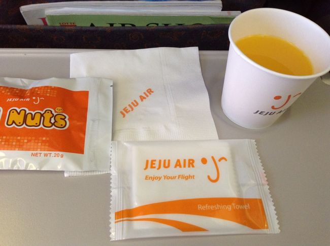 ★済州航空7C1681　名古屋11：20発　金浦13：30着★<br /><br />前日に会ったお友達から（先日ソウルに行ったきたばかりの）、<br />「おにぎりでなくってスナックに変わっていたよ〜」<br />と、情報をもらっていたので驚きませんでしたが、<br />へぇ〜って感じ<br /><br />ちなみに復路も同じスナックでした