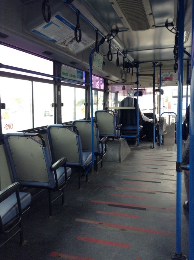 始めはガラガラ、その後、ちらほらの乗ってくる感じ♪<br />日本のバスと同じで、<br />降りたい停留所の前でボタンを押すシステムです