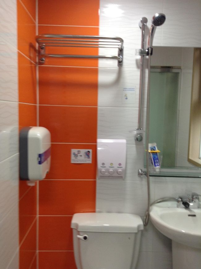 トイレ＆シャワーも前回のお宿より広いです<br />一回狭いとこを経験すると、<br />何でも来い〜って感じですがｗ