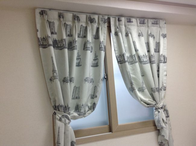 わかりにくいですが、<br />カーテンはエッフェル塔柄です