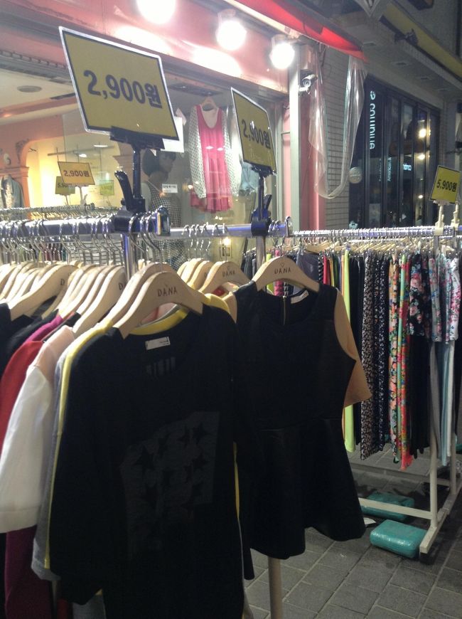 前々回、2900ｗ服で失敗したお店<br /><br />今回はリベンジしてみました<br />そして失敗しなかったです<br />ヤッターーーー<br /><br />店員の接客が服の安さが比例するのか、<br />ここはかなり悪いです<br /><br />相方はお釣りをぼられそうになりました！