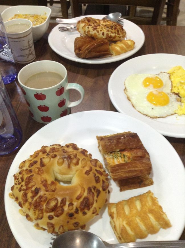 4月26日（金）2日目<br /><br />ゲストハウスで朝食<br />目玉焼き＆スクランブルエッグは相方が作ってくれました<br /><br />パンは前日の帰りにパリバケでセール品を買いました<br />日本のパン屋と同じで、閉店間際に、<br />袋にまとめて入って売ってます<br /><br />あ、すみません<br />peleは激安ソウル滞在ツアー派なので、<br />隠すことなくこういったリアルな節約情報を流しますｗ
