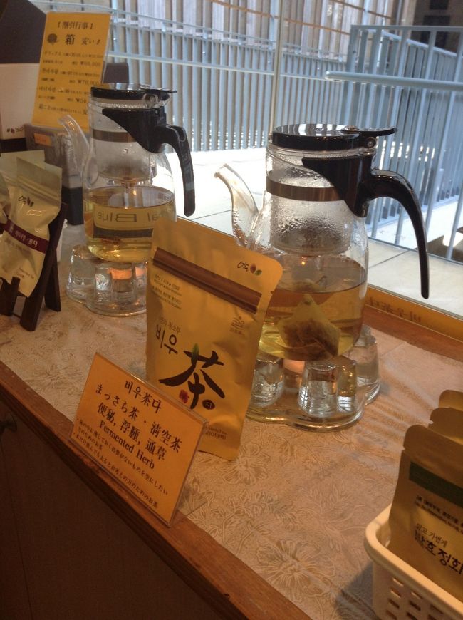 お茶屋さん<br /><br />お茶より、このポットが気になってしまった<br />上の方でお湯が溜まって、<br />ワンプッシュでお茶が下に落ちる仕組みです<br /><br />ちなみに３日目に行ったホームプラスにも同じようなのが売ってました<br />もちろん、ホームプラスのがお安いですよ「