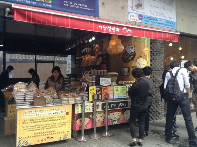 一階のお菓子屋さん<br /><br />お洒落なのもあれば、グロい（？）のもあり