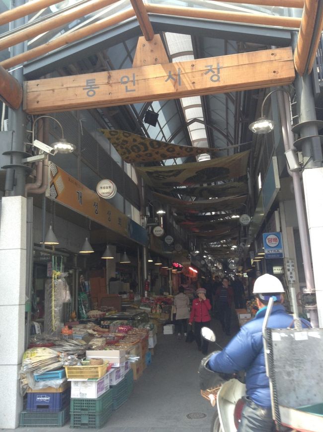 タクシーで通仁市場へ<br /><br />これまでの経験上、年配のタクシー運転手は、<br />地図を見せても、よくわかっていない事が多く、<br />今回の方も「？」って感じでした<br /><br />が、近くの観光名所「景福宮」と言うと、<br />大丈夫な感じで、そのままタクシーに乗り込みます<br /><br />景福宮を越えると、少しして右に曲がり、<br />地図と照らし合わせながら、<br />ここらへんだろうなと言うとこで下してもらいました<br /><br />その後、偶然、警察があったので、<br />道を聞き、無事到着〜