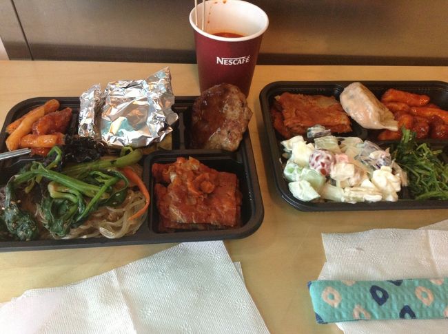 トッポギやチヂミもあるため、<br />ご飯とスープは買いませんでした<br /><br />アルミホイルで包んであるのは、<br />マンドゥ2つ<br />どう考えても食べきれないと判断し、<br />お店の人に無理言って包んでもらいました<br /><br />前回の5000ｗの食べ放題のお店同様、<br />素朴なものが食べれて良かったです〜