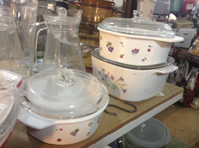 金物屋さんもありました<br /><br />あ、ここにもリュミナルクのお鍋あり！