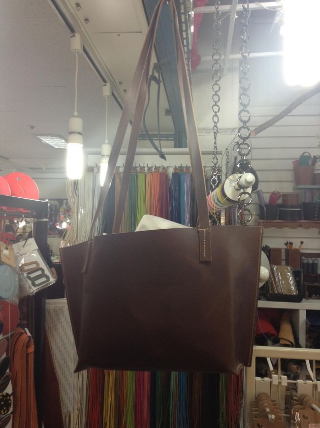 今まで興味の無かった（買わなかった）、<br />革の持ち手も買ってみる