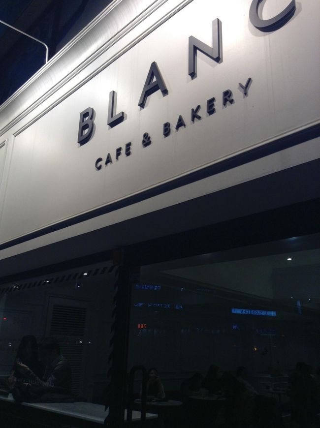 地上に上がってすぐのお店に入ってみる<br /><br />なんと、ここもパンがセールになってましたｗ<br />ケーキも買って帰りました<br /><br />