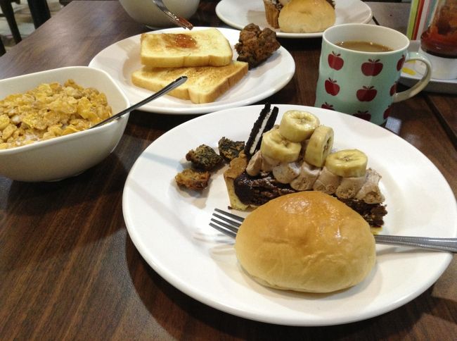 4月27日（土）3日目<br /><br />夕べ帰宅後、案の定ケーキは入らなかったので、<br />朝からケーキです<br /><br />コーヒー、食パン、シリアルはゲストハウスのもの<br />ケーキとパンは夕べ買ったもの<br />そして、、、