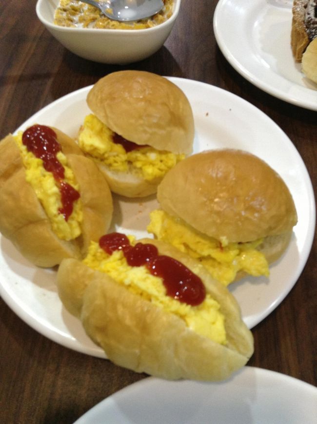 本日のお昼として、<br />相方が作ってくれたもの<br /><br />パンは夕べ買ったものです<br />パンはすっごく美味しかったですよ<br />今のところ、ここが一番