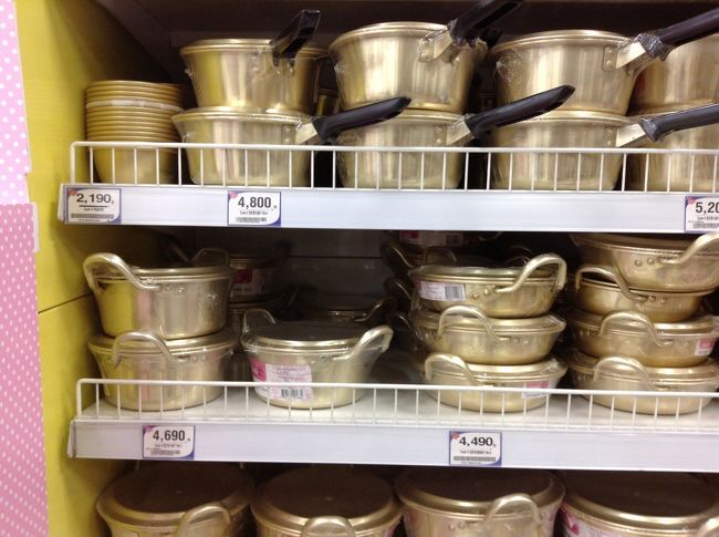 念のためＥＭＳサービスがあるかと聞いてみると、<br />ここのお店はないとのこと（涙）<br />えーーーっ！<br />でも、頑張って持ち帰ろうと、<br />このアルミのお鍋や、