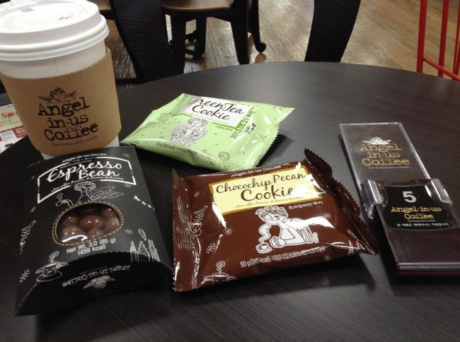 12000ｗなんて何を買ったら、、、？<br />って思いましたが、<br />コーヒーの他にクッキーとか買ってると、<br />簡単に金額クリアします<br /><br />クッキーとかはスタバと同じくらいの価格です<br />ソウルもカフェは日本と一緒ですね