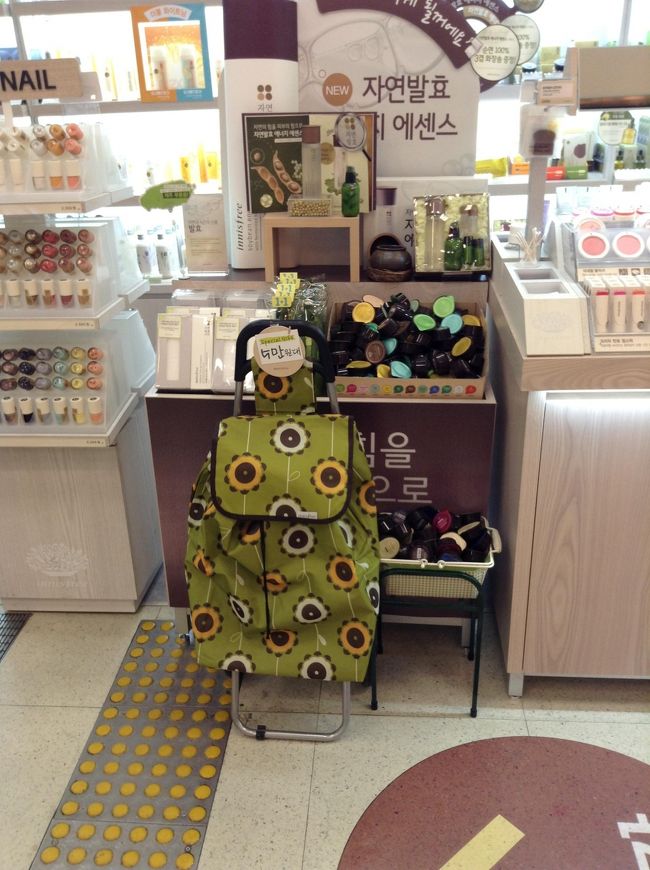 コスメもいっぱいありました<br />前回peleがロッテマートでゲットした、<br />定価で50000ｗ以上のお買い上げでもらえるこのキャリーバック、<br />ここにもありました！！<br /><br />相方もゲットしました<br />ただ、ノベルティーなので、<br />いつ壊れるかわからないって感じでいた方がいいですよ<br /><br />ちなみにpeleは帰りの飛行機で破損しました<br />投げられたが潰されたか（涙）