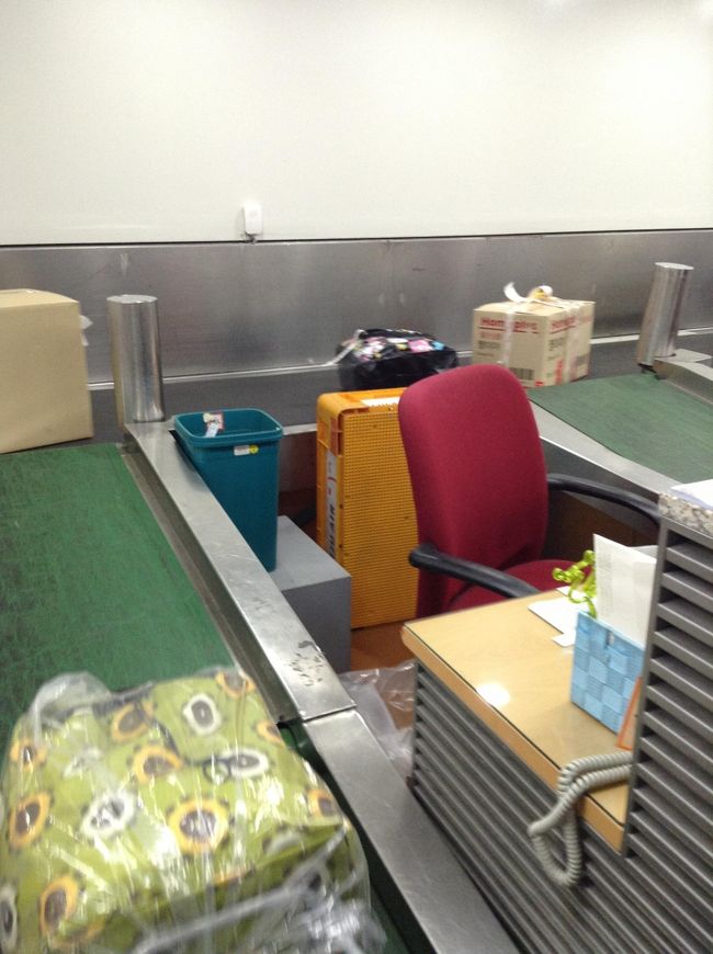 4月28日（日）最終日<br /><br />6：00に予約してあったタクシーに乗り、金浦空港へ<br />固定料金（割高）のタクシーは飛ばす飛ばすっ<br /><br />ゲストハウスから空港まで約30分のはずが、<br />わずか16分で着きました、、、<br /><br />peleの荷物はイニスフリーノベルティーのキャリーバック、<br />奥の黒のファスナー付きバック、ホームプラスの段ボールの箱、<br />合計18?なり〜<br /><br />手荷物に重たい楽譜とリュミナルクのお鍋<br />今回初めてスーツケース無しの旅にトライしましたが、<br />持って行ったファスナー付きバックのジッパーが壊れたりと、<br />ハードケースでないといろいろ破損の心配があります<br />それでも、20?以内に収めるにはこの方法しかなく、<br />壊れたら現地でファスナーバックを買うという覚悟で、<br />トライしてみるといいと思いますよ