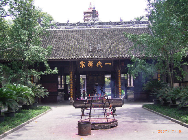 山門から進むと写真の天王殿です。1863（同治２）年に再建された天王殿には、写真１右に見るように、弥勒菩薩像と左右に四天王像を捧持しております。また、殿裏は1413（永楽11）年に創建され1863年に再建された尊勝幢で、このことから天王殿は尊勝宝殿とも呼ばれます。