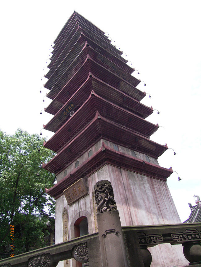 舎利宝塔を右後ろから撮ったものです。