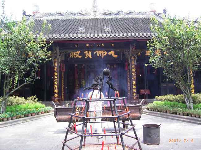 宝塔の奧の建物が写真の七仏殿です。1861（咸豊11）年に再建された七仏殿には釈迦無尼仏像とそれ以前の六仏像が安坐しており、殿裏には韋駄天菩薩像が捧持されています。