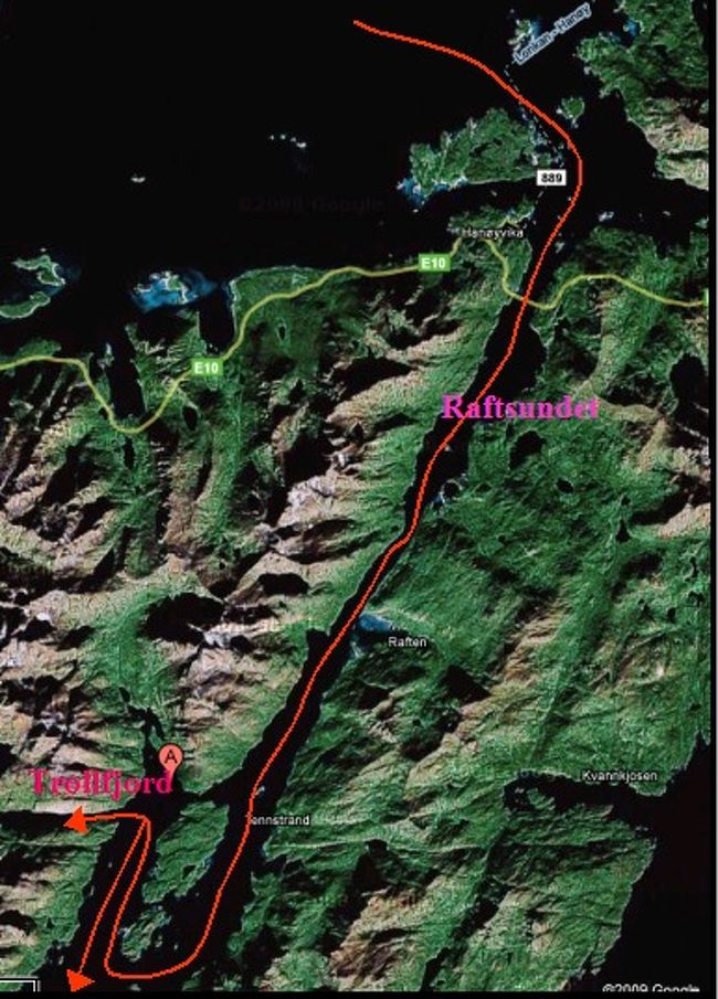 Raftsundet 水道<br />船はStokmarknes を出港して間もなく、本土とロフォーテン諸島を隔てる長さ約５０km、幅は狭いところで数百メートルしかないRaftsundet 水道に入る。両側は切り立った断崖で右側にはRaftsundet Alpsと呼ばれる１２００ｍ以上の山が連なる。途中その山が切れて口を開いているのが、その美しさで知られている長さ２ｋｍほど、入口の幅が１００ｍに満たないTrollフィヨルドである。北側はそのまま海に落ち込んでいる３００ｍの断崖である。ここは１８８０年に小船漁民とトロール大形帆船漁民との間の戦場となったことでも知られている。景観の素晴らしさから画家や写真家を惹きつけている。戦いは小説や画題にもなっているそうだ。<br /><br />定期船がトロルフィヨルドに入ってくれるのは、天候が良くて時間に余裕のあるときだけのようだ。
