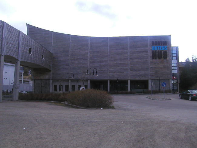  Stokmarknes は沿岸定期航路の発祥の地ということで「Hurtig Rutens 博物館」が設置されている。<br />最初に目に入るのは外部に展示されている我々の乗船しているFinnmarken号一世の一部（後尾）である。（入場料：大人８０、シニア５０NOK）