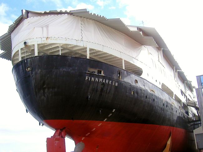 Finnmarken号一世の一部（後尾）が港に展示されているが、何とも痛々しい姿で、もう少し何とかならないものかと思う