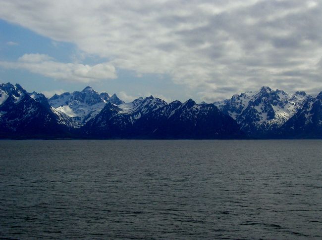 ロフォーテン諸島の特異な美しい山容が目に入りだした