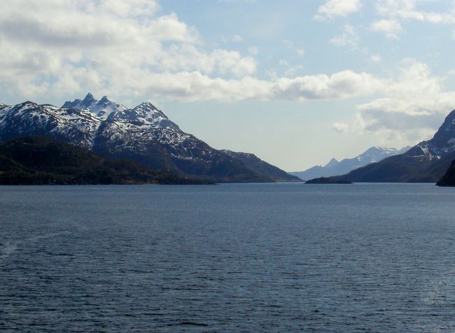 ロフォーテン諸島の特異な美しい山容が目に入りだした
