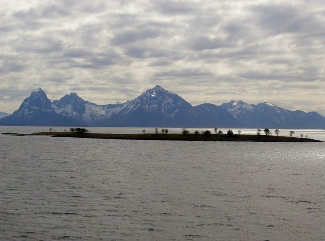 ロフォーテン諸島の特異な美しい山容が目に入りだした