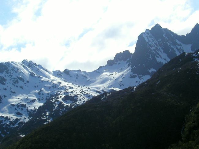 右岸にはロフォーテンの起伏の激しい屹立する特徴的な山容が