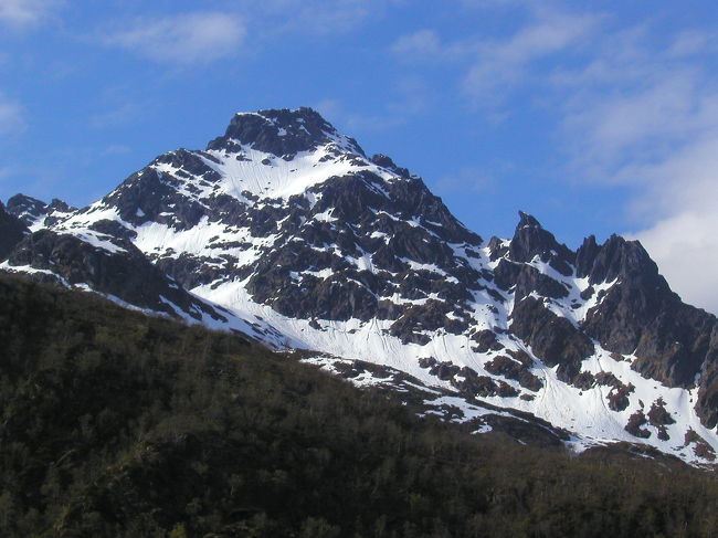 右岸にはロフォーテンの起伏の激しい屹立する特徴的な山容が