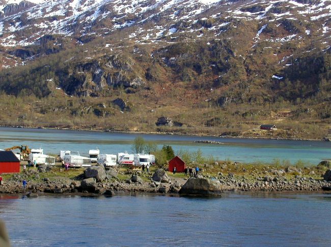 左岸にはキャンピングサイトも