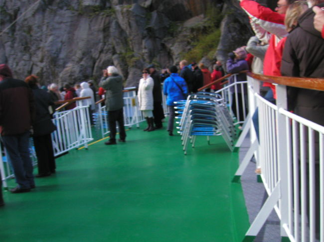 幅１００ｍに満たないフィヨルド入り口の岩の裂け目を１万５千トンの船が進む