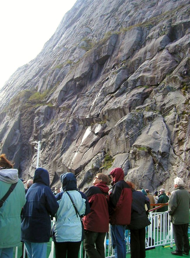 幅１００ｍに満たないフィヨルド入り口の岩の裂け目を１万５千トンの船が進む